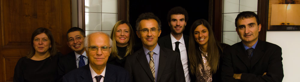 Fondatori dello studio legale MRV fotografati insieme ai collaboratori durante l'evento di inaugurazione dello studio Fondatori dello studio legale MRV fotografati insieme ai collaboratori durante l'evento di inaugurazione dello studio